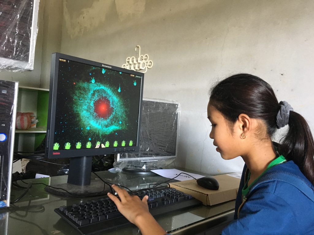 Une fille apprend l'ordinateur au Laos